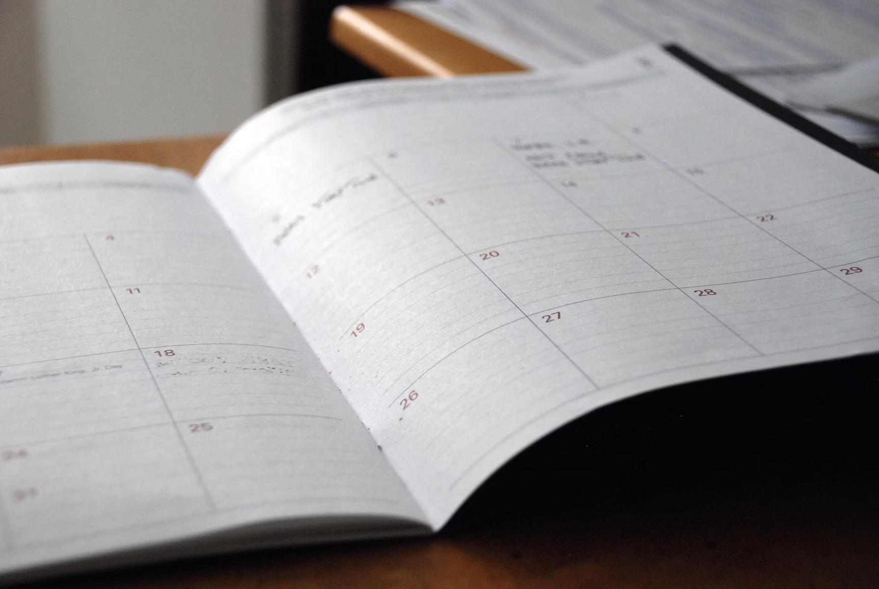 Agenda con un calendario abierto