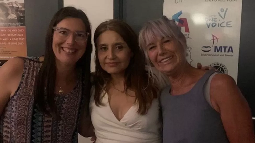 Marjane Beaugeois (centro) dice que la psilocibina la ayudó a tratar la depresión