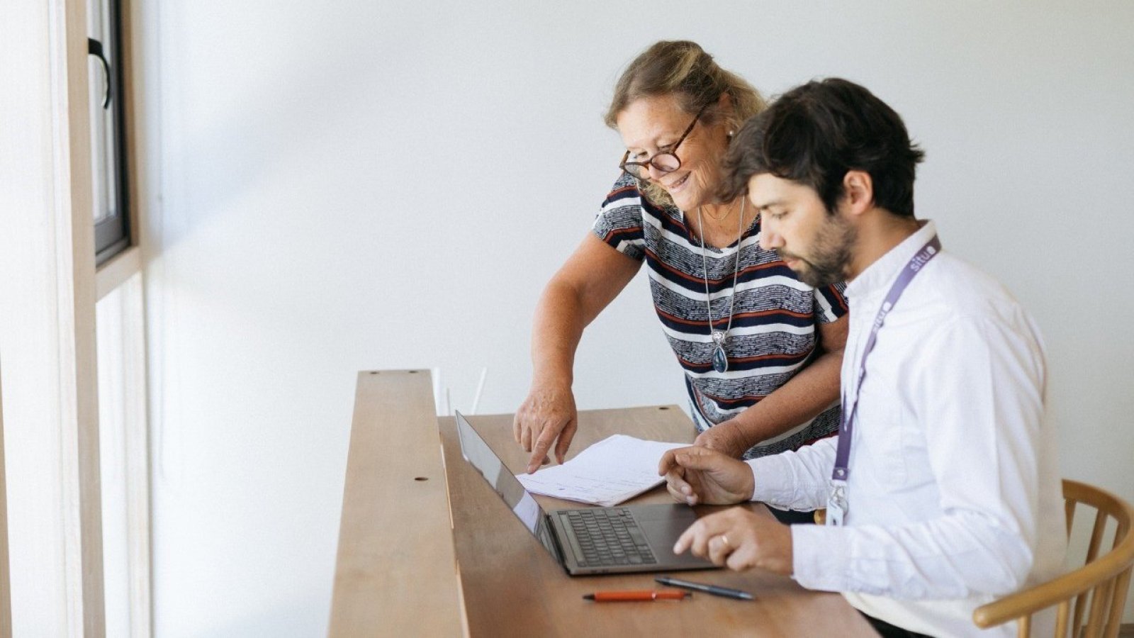Mujer y hombre revisando un computador
