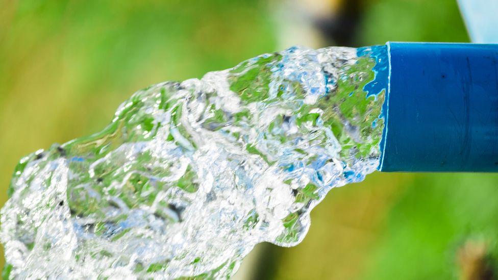 Agua fluyendo de un caño