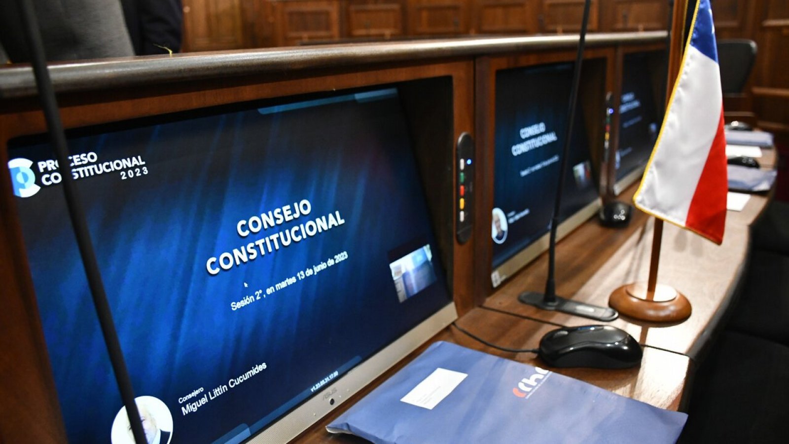 Computador con el logo del Consejo Constitucional