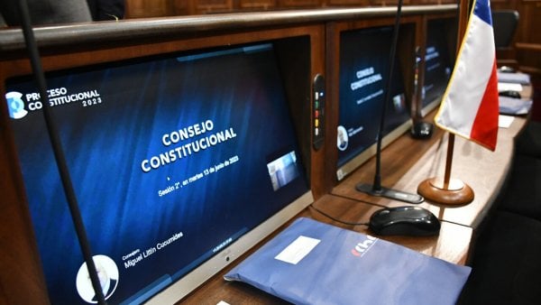Computador con el logo del Consejo Constitucional