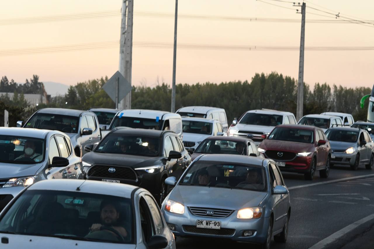 Autos en medio del tráfico.