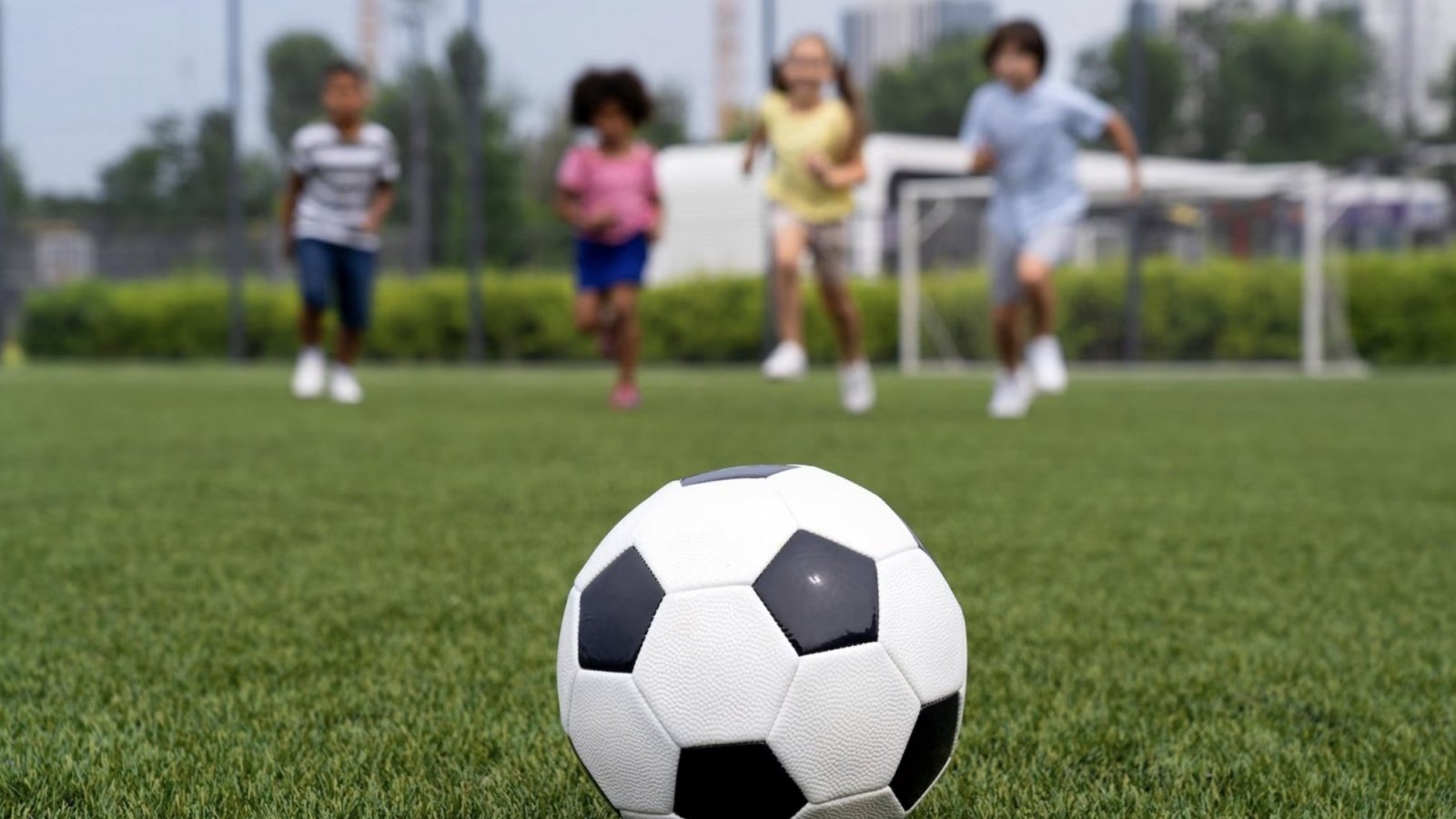 Niños jugando fútbol.