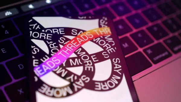 Teléfono mostrando Threads en pantalla.