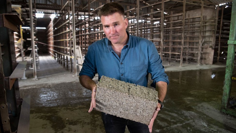 Boshoff Muller, director de Afrimat Hemp, posa con un ladrillo de cáñamo en la fábrica de ladrillos Afrimat Hemp en Ciudad del Cabo, el 25 de abril de 2023.