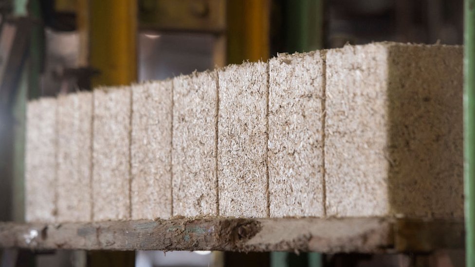 Una vista general de los ladrillos de cáñamo recién prensados en la fábrica de ladrillos Afrimat Hemp en Ciudad del Cabo el 25 de abril de 2023.