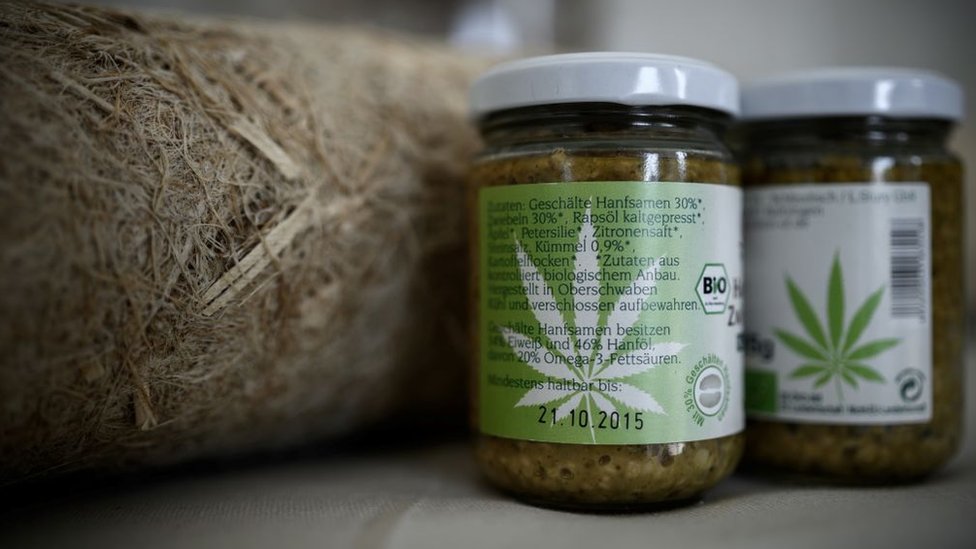 Un condimento elaborado con cáñamo (cannabis sativa) se exhibe en una planta de Planete Chanvre, una sociedad dedicada al cultivo de cáñamo con fines industriales