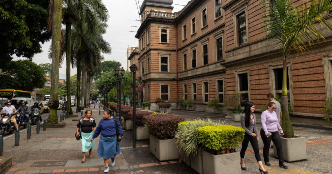 A la derecha el edificio donde funciona la Arquidiócesis de Medellin.