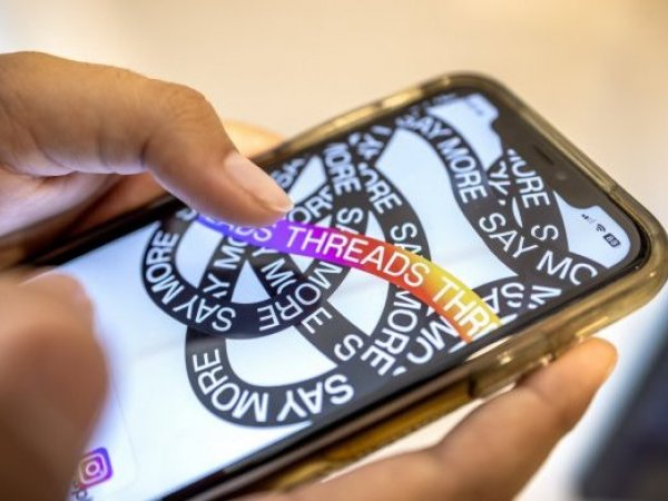 Celular con Threads abierto.