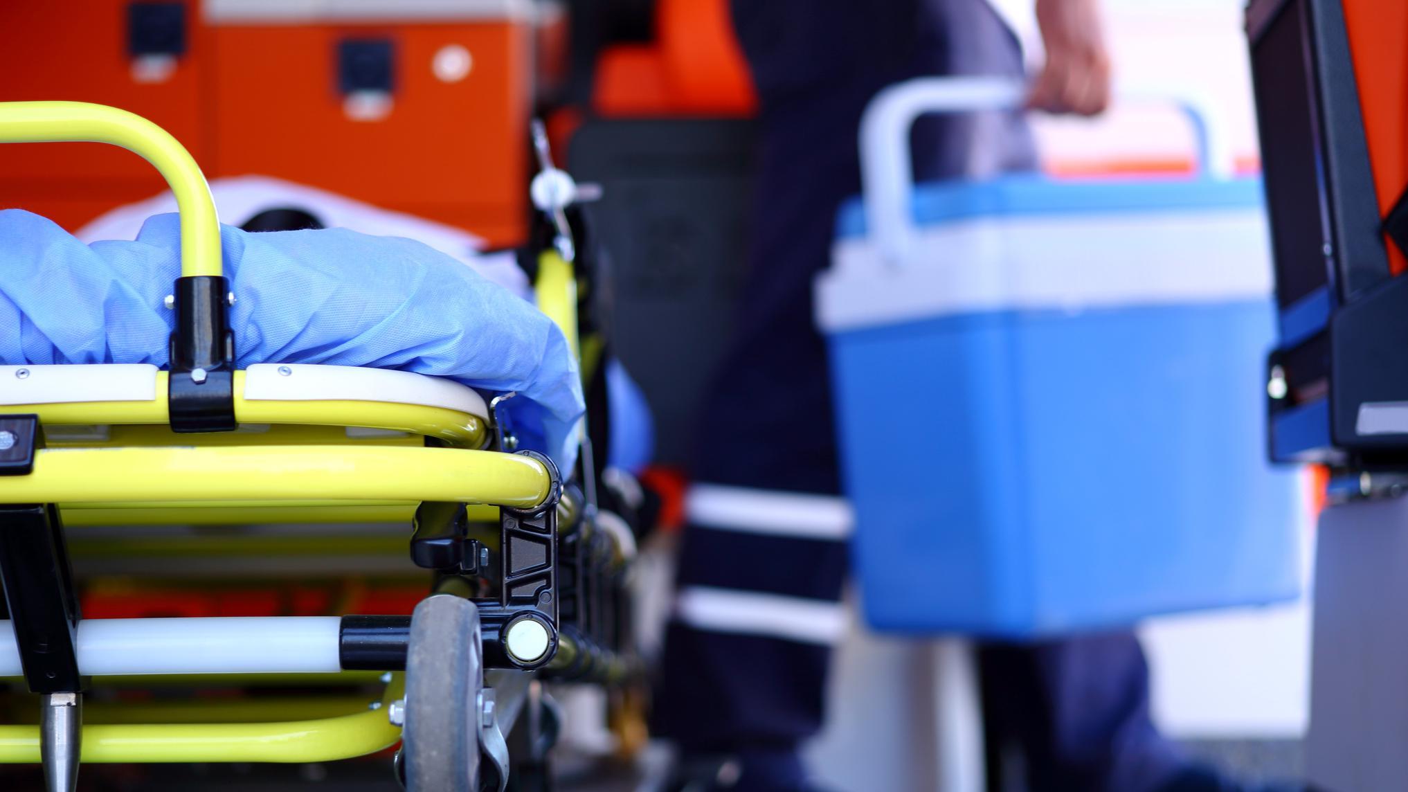 Imagen genérica de cama de hospital y personal médico con caja.