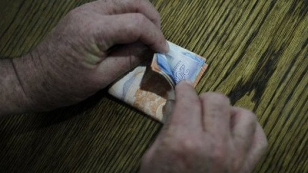 Persona contando dinero.