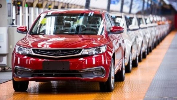 Autos de origen chino siendo ensamblados.