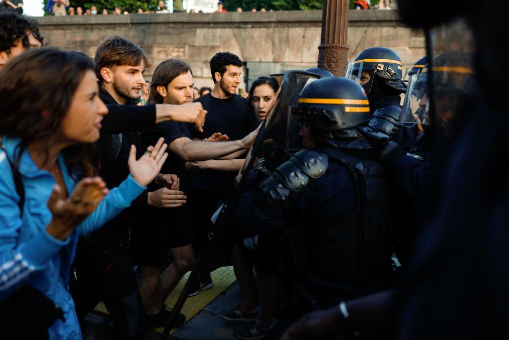 Manifestantes y policías en la Plaza de la Concordia, París