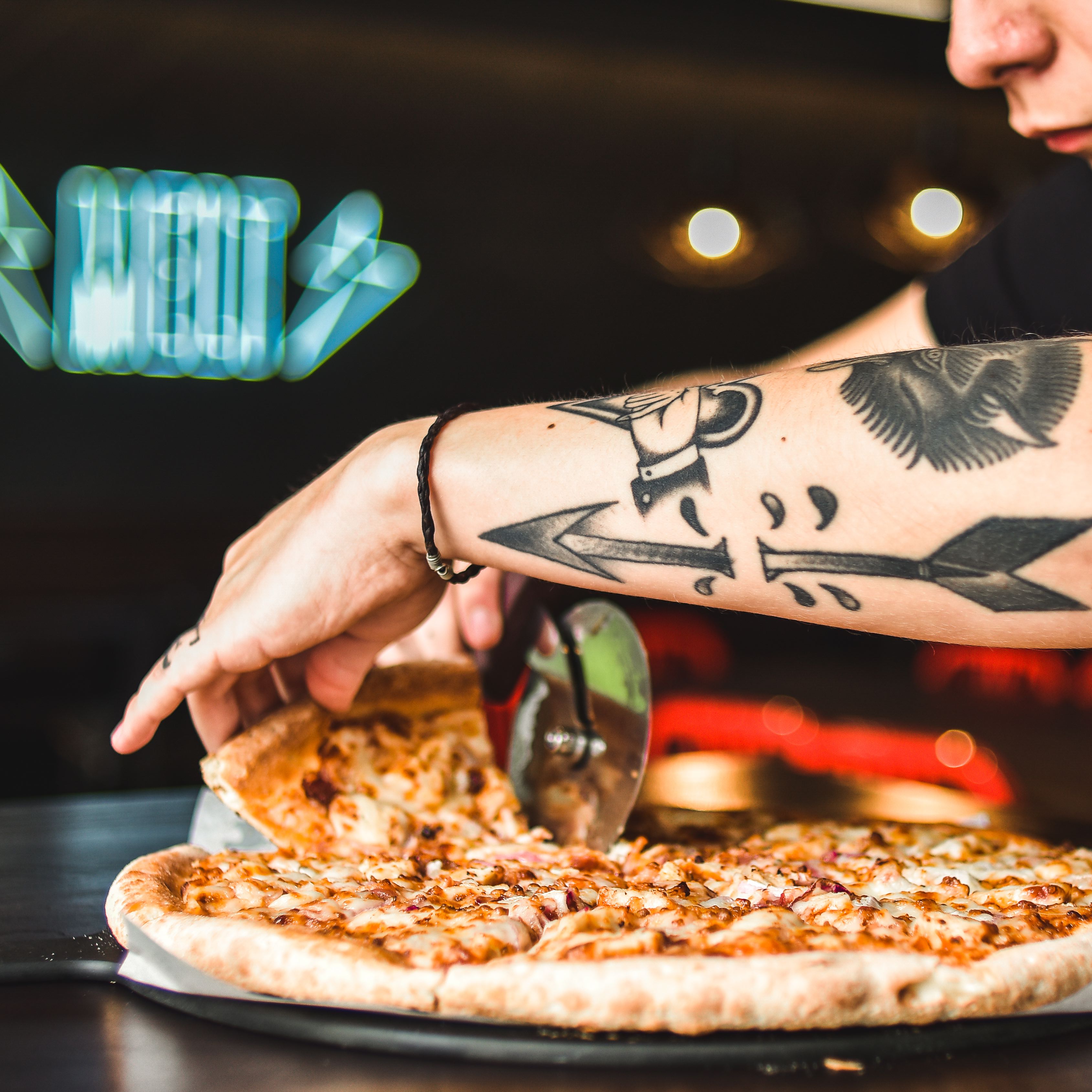 Hombre sacando una rebanada de pizza.