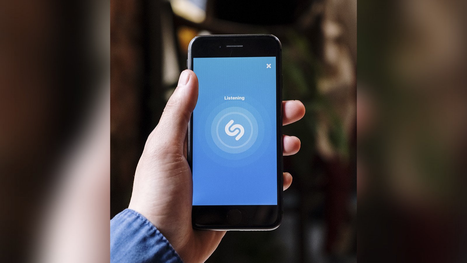 Teléfono con la app de Shazam abierta.