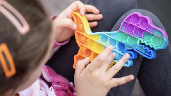 Niña jugando con juguete.