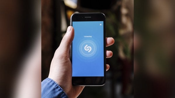 Teléfono con la app de Shazam abierta.