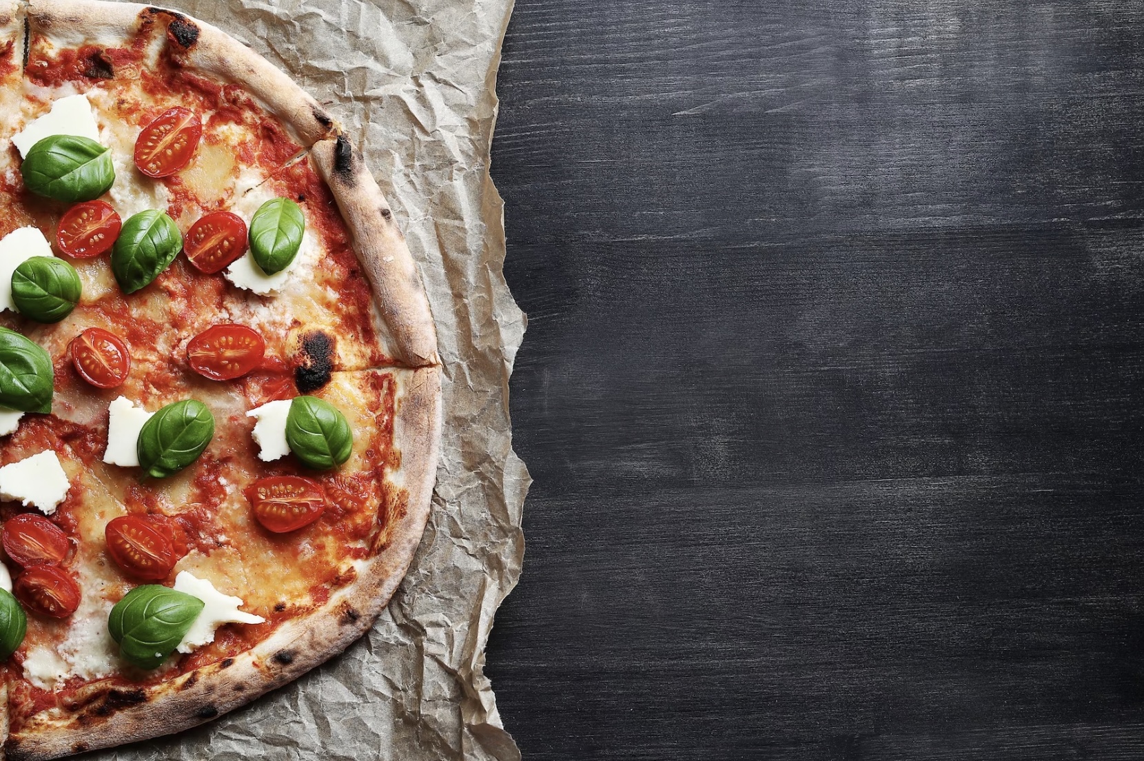 Pizza con albahaca, tomate y queso