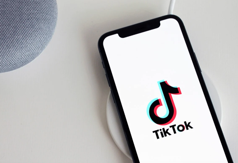 Celular con logo de TikTok.