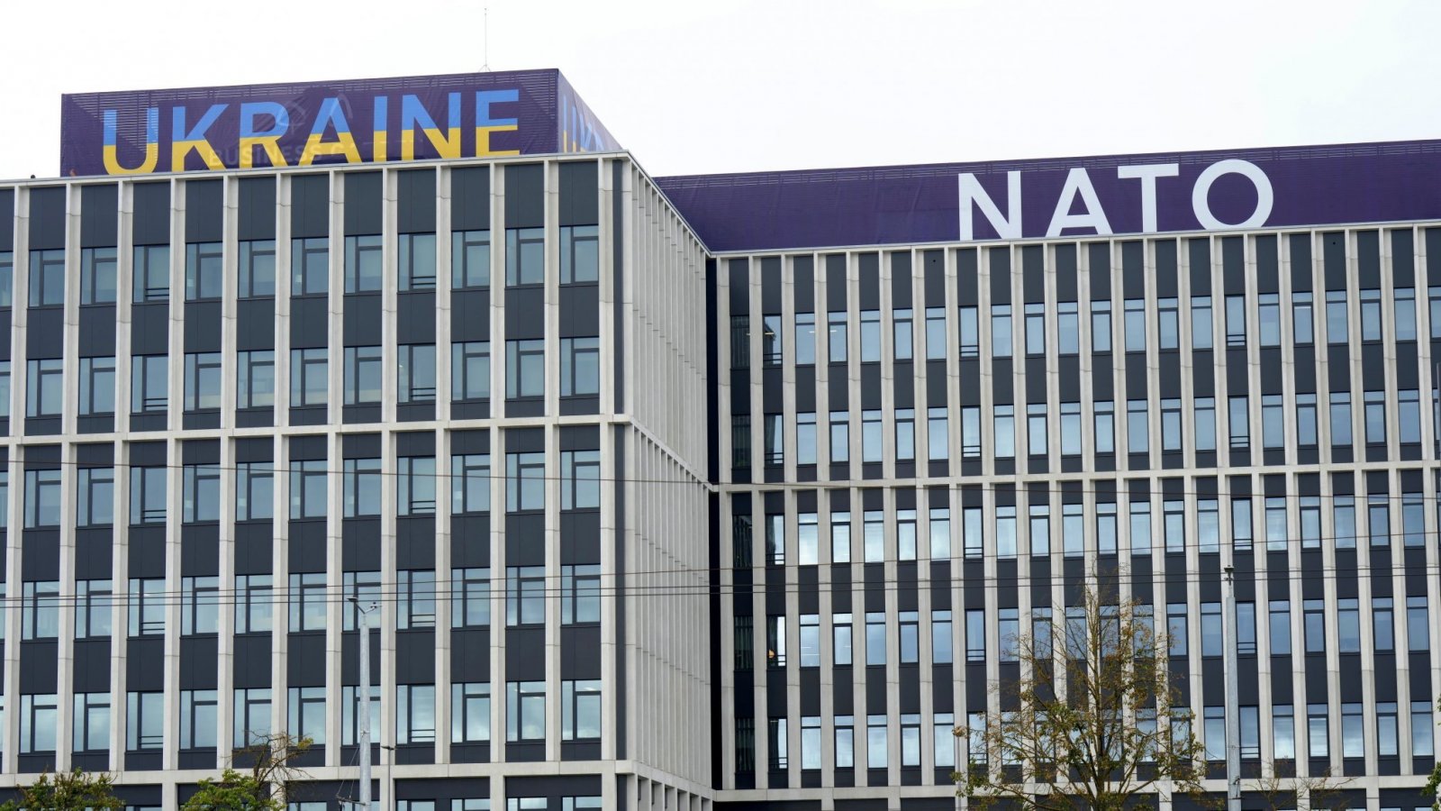 Carteles de Ucrania y OTAN en un edificio en Vilnius, Lituania