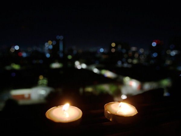 Velas encendidas en corte de luz