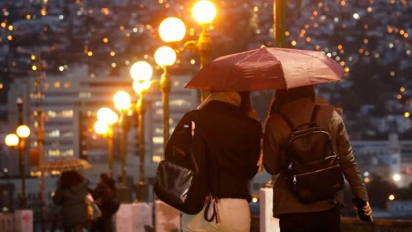 Personas bajo la lluvia con paraguas en Chile