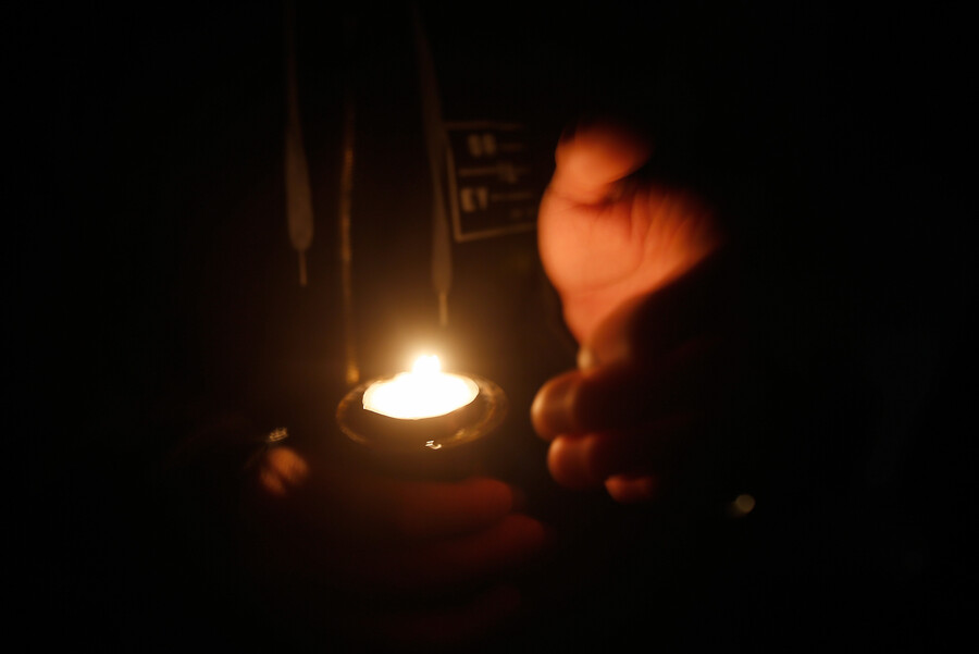 Vela encendida en la oscuridad tras corte de luz