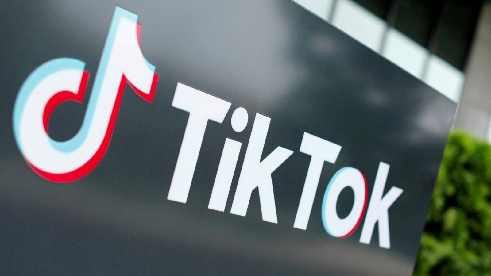 Logo de Tiktok en un edificio.