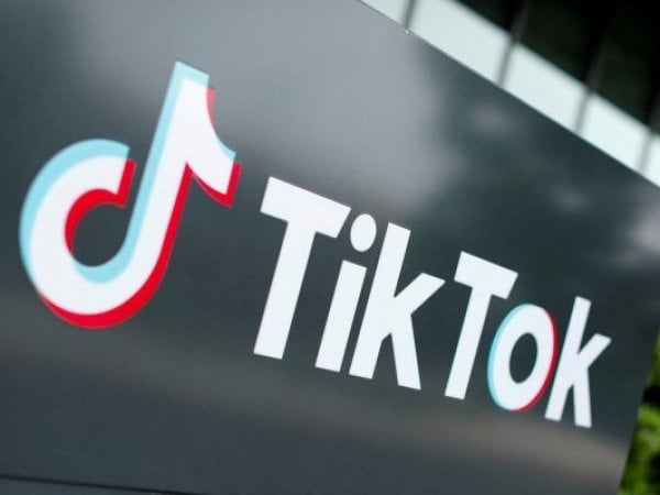 Logo de Tiktok en un edificio.