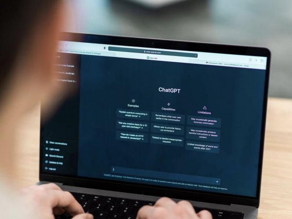 Hombre viendo ChatGPT en un computador.
