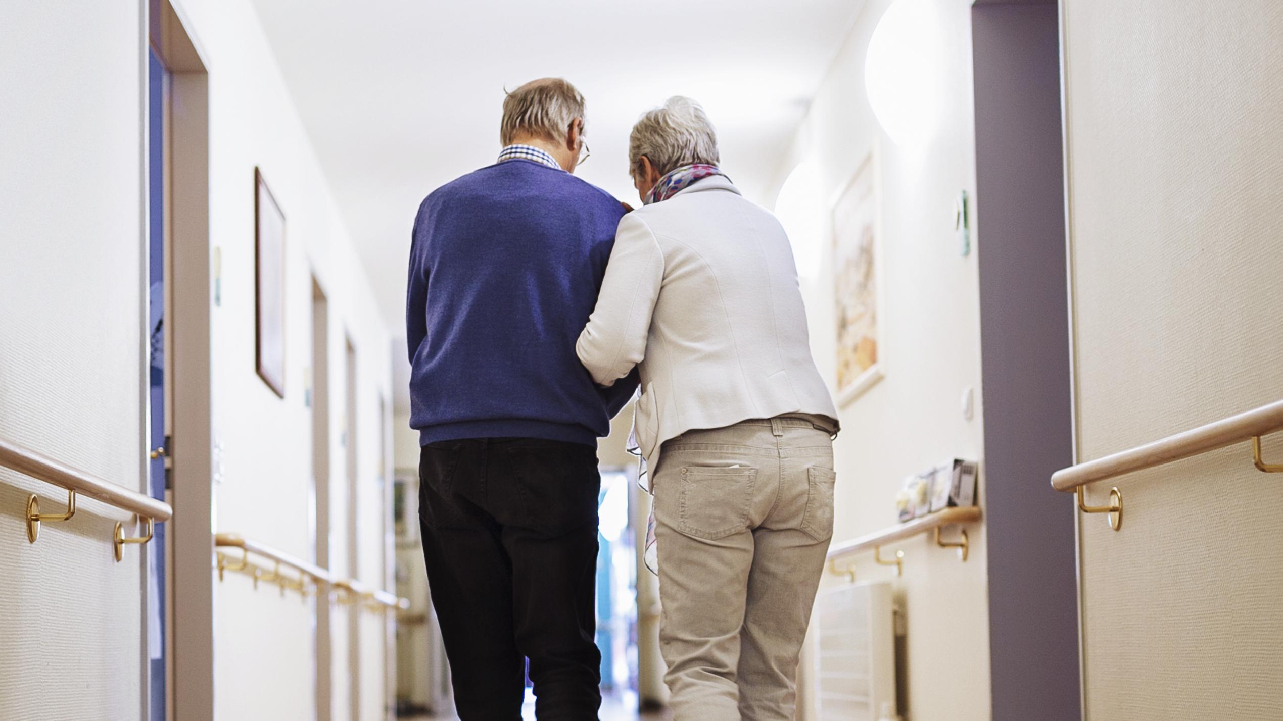 Una pareja de adultos mayores camina juntos