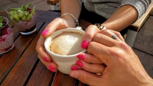 Personas en una cita y tomando un café.