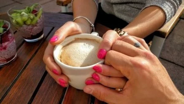 Personas en una cita y tomando un café.