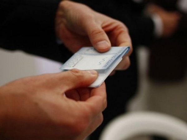 Persona con un billete de diez mil en la mano.