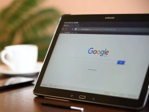 Tablet con Google abierto.