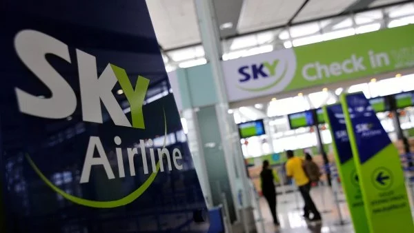Cartel de SKY Airline en el aeropuerto.