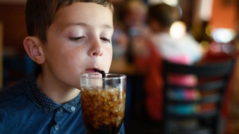 Un niño tomando soda