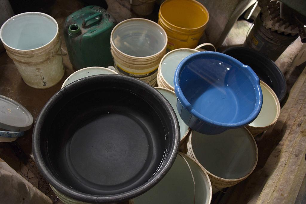 Recipientes de agua.