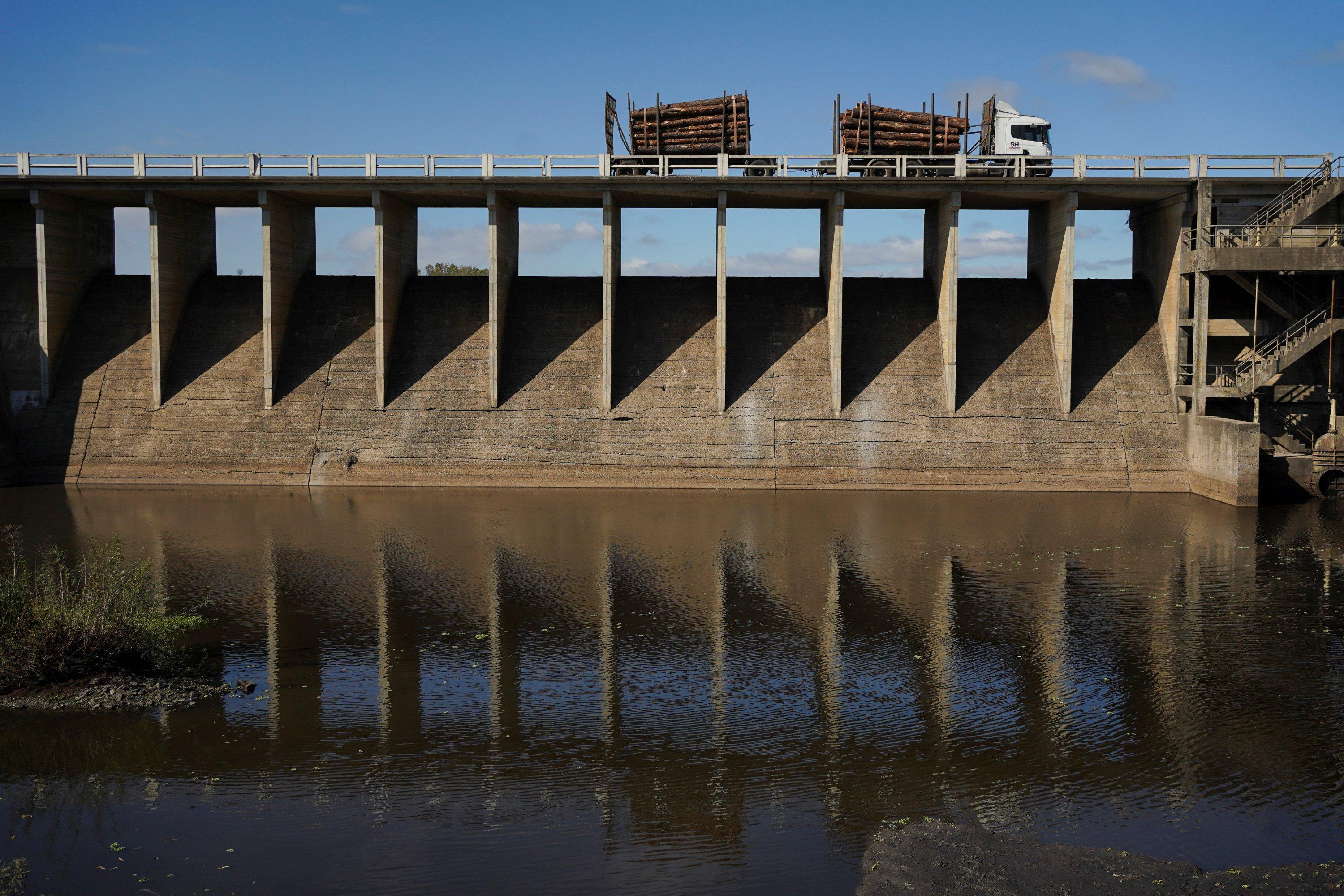 Un camión pasa un puente sobre la represa de Paso Severino en Uruguay.