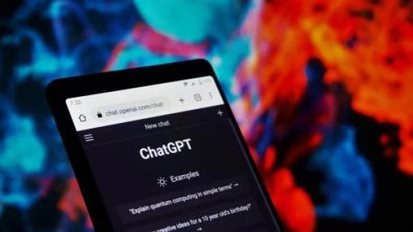 Celular con ChatGPT.