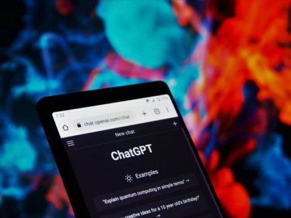 Celular con ChatGPT.