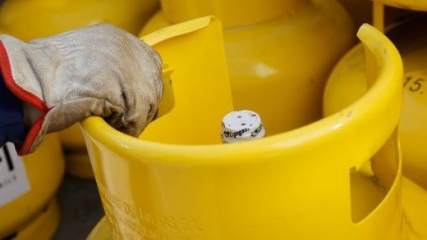 Cilindro de gas amarillo.