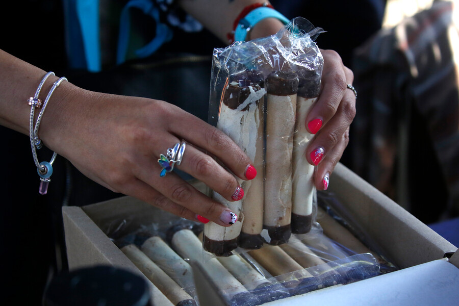 Mujer sujetando cuchuflis con la mano