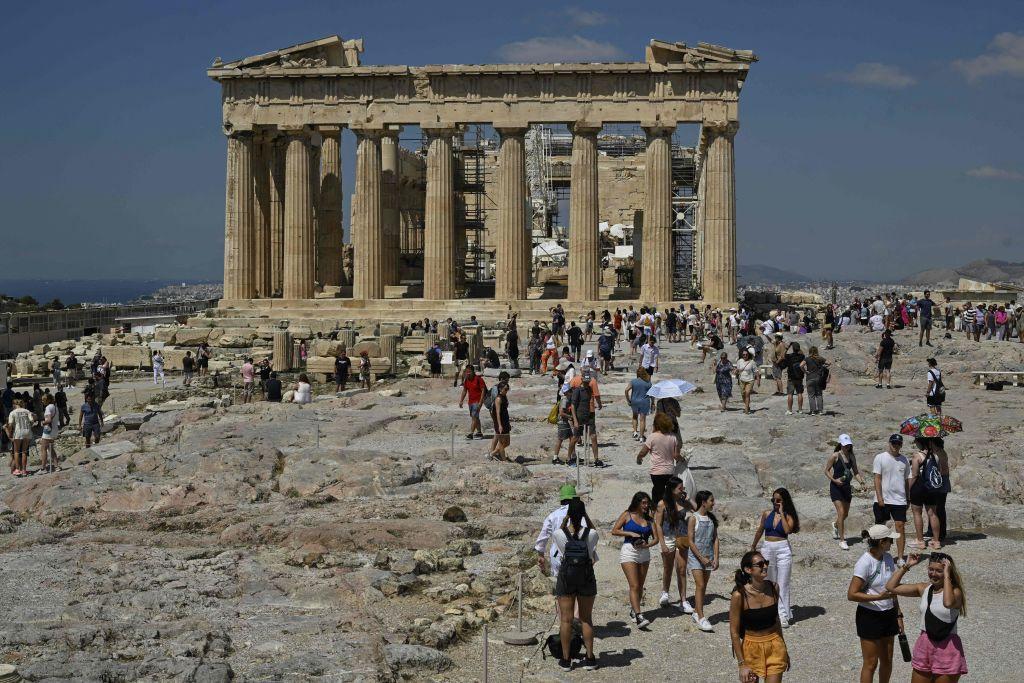 Acrópolis con turistas