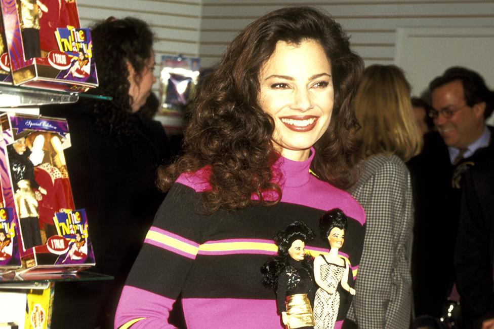 Fran Drescher presentando su muñeca de La Nanny.