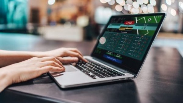 Persona apostando online.