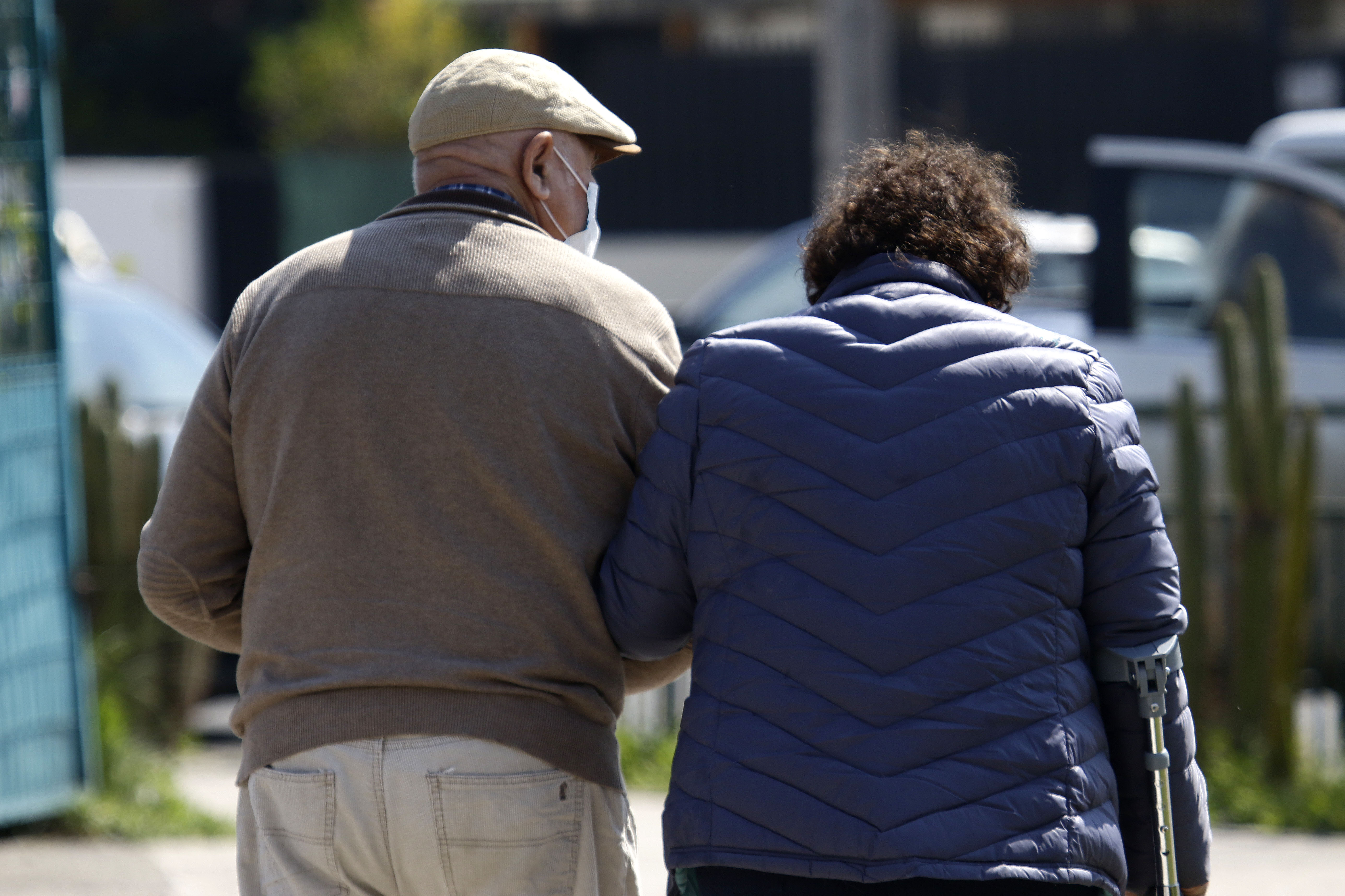 Adultos mayores caminando.