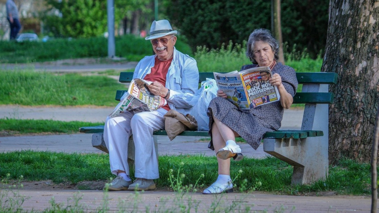 Adultos mayores sonriendo y descansando.