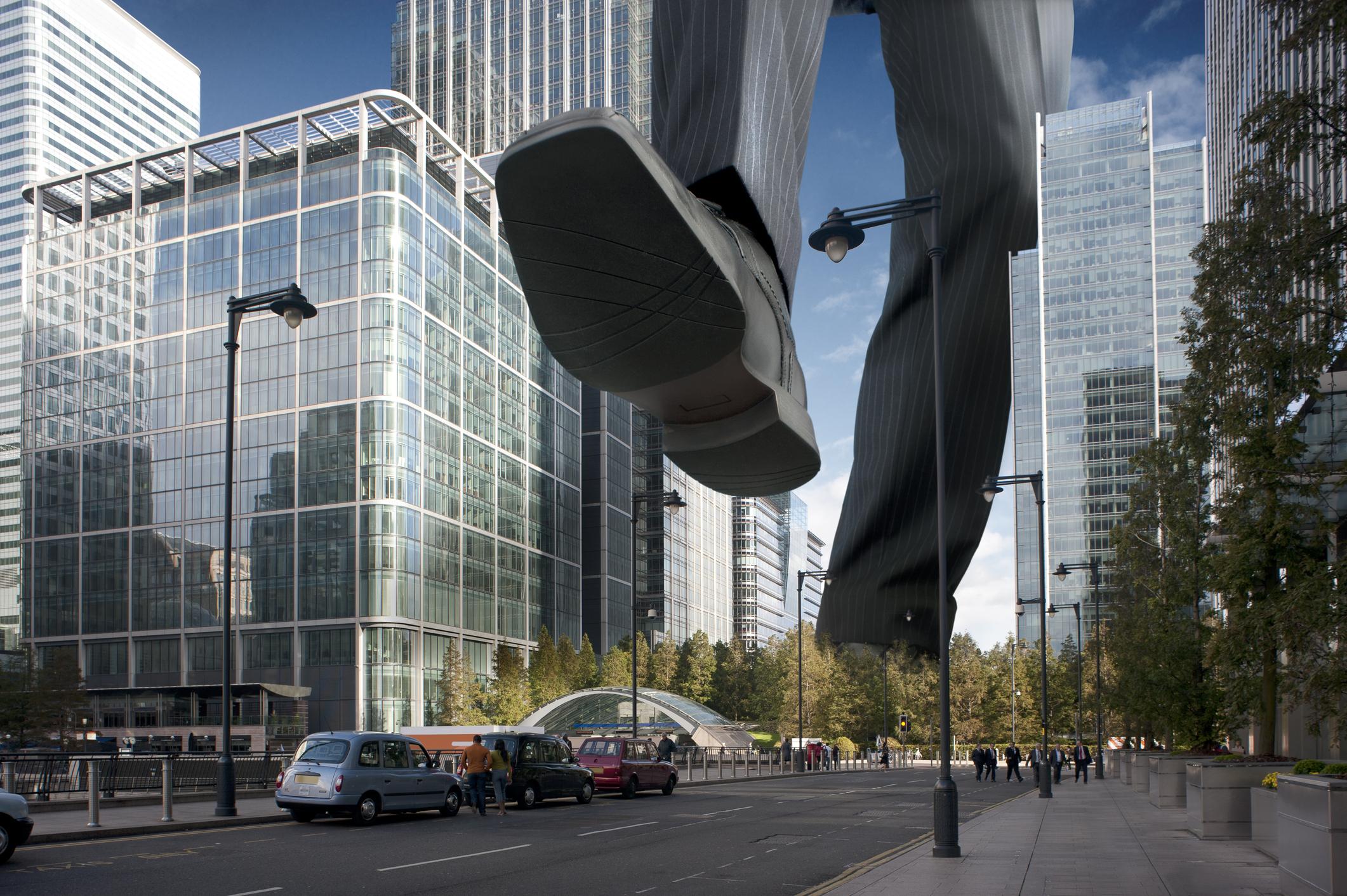 Hombre gigante caminando en ciudad